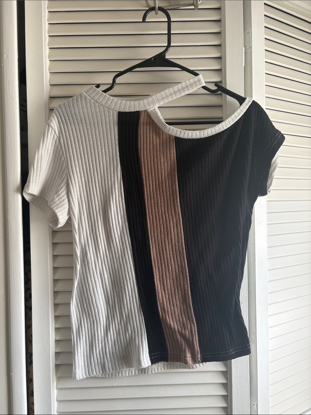 Colorblock Ribbed Short Sleeve Top with Shoulder Cut Out